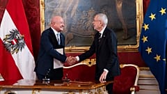 Der österreichische Bundespräsident Alexander Van der Bellen schüttelt dem neuen Bundeskanzler Christian Stocker in der Hofburg in Wien die Hand, 3. März 2025