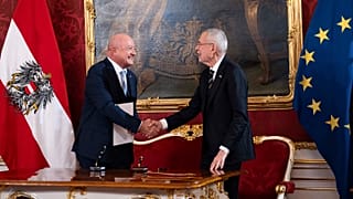 El Presidente austriaco Alexander Van der Bellen estrecha la mano del nuevo Canciller Christian Stocker en el Palacio de Hofburg en Viena, 3 de marzo de 2025.