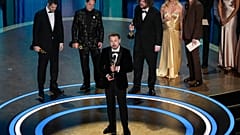 Gregory Zalcman, soldan, Ron Dyens, Gints Zilbalodis, ortada ve Matiss Kaza Oscar töreninde "Flow" ile en iyi animasyon film ödülünü kabul ediyor