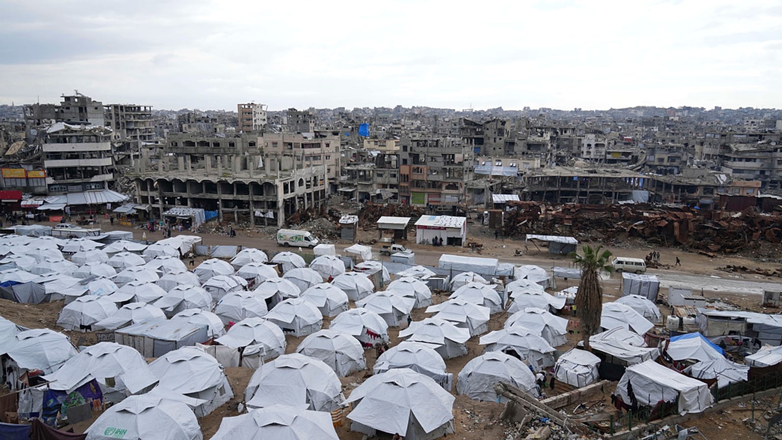 مخيم خيام للنازحين الفلسطينيين بجوار منازل ومبانٍ مدمرة في مدينة غزة، قطاع غزة، السبت، 1 آذار/مارس 2025.