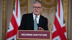 Keir Starmer, Lancaster House'da Ukrayna'yı görüşmek üzere düzenlenen Avrupalı liderler zirvesine ev sahipliği yaparken bir basın toplantısında, 2 Mart 2025