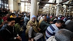 مسلمون يصلون في جامع الأزهر، القاهرة، 7 أبريل 2023