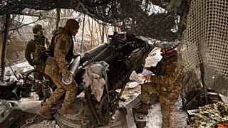 Ukraynalı askerler 2 Mart 2025, Pazar günü Donetsk, Ukrayna yakınlarındaki cephe hattında Rus mevzilerine doğru bir M777 obüsü ateşledi.