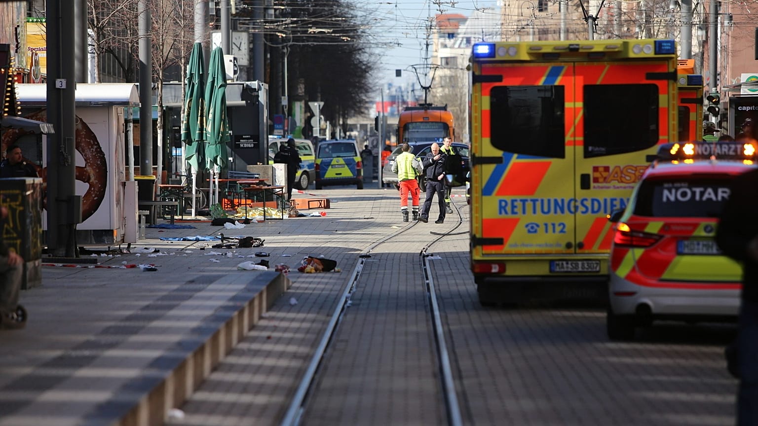 Les services d'urgence et la police se tiennent sur la Paradeplatz à Mannheim, le 3 mars 2025.
