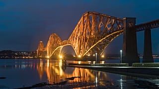 Исторический железнодорожный мост Форт в Шотландии, освещенный ночью