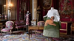 Creaciones de Duro Olowu y Loewe en la exposición Alta Costura del Museo del Louvre.