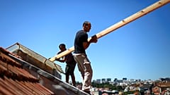 İnşaat işçileri, Lizbon şehir merkezindeki bir binanın çatısında, 9 Ağustos 2013