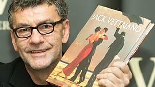 El artista escocés Jack Vettriano sostiene una copia de su nuevo libro antes de una sesión de firmas celebrada en una librería de Londres, el viernes 29 de octubre de 2004.