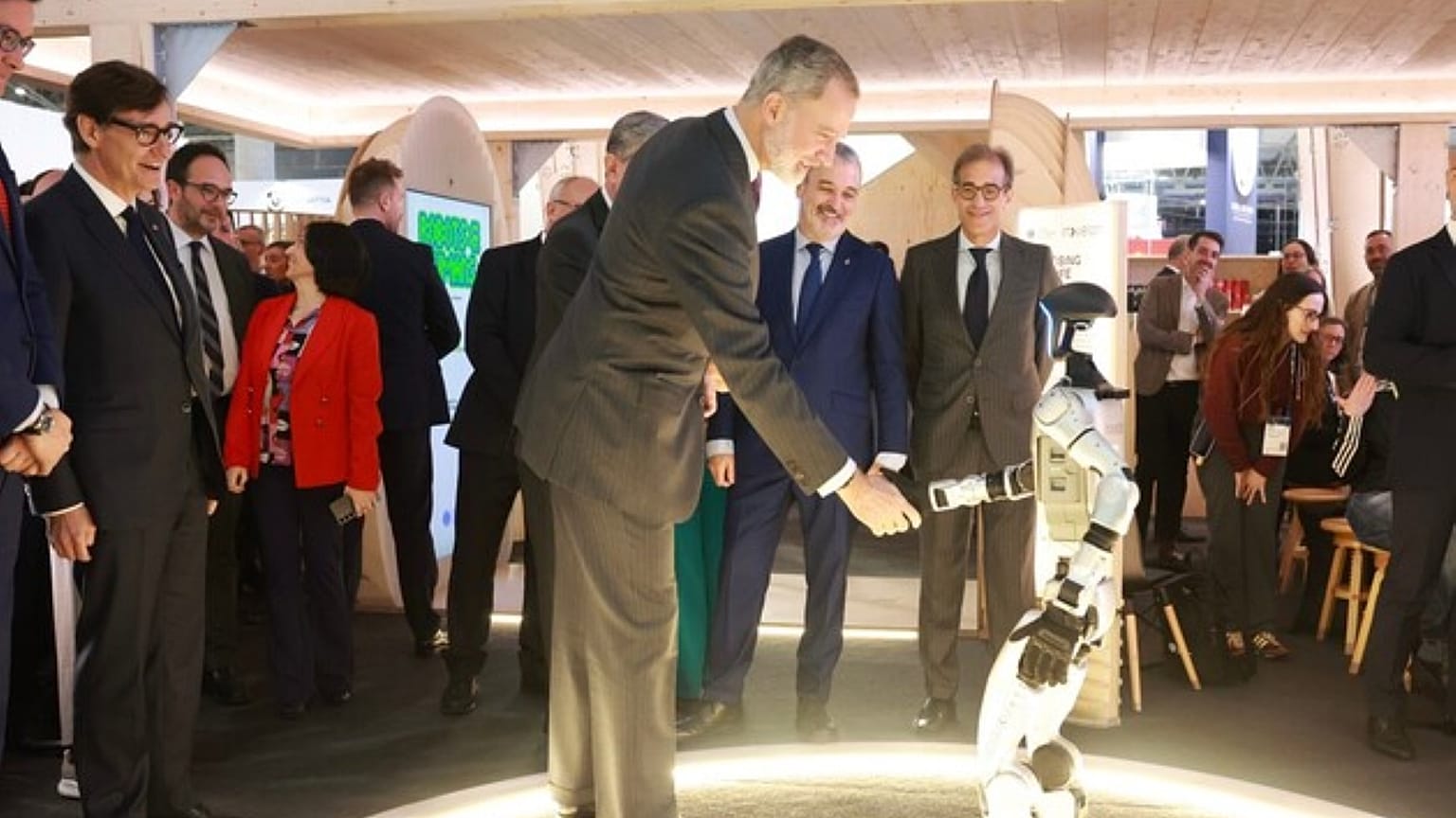 El rey Felipe VI saludando a un robot.