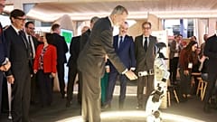 El rey Felipe VI saludando a un robot.