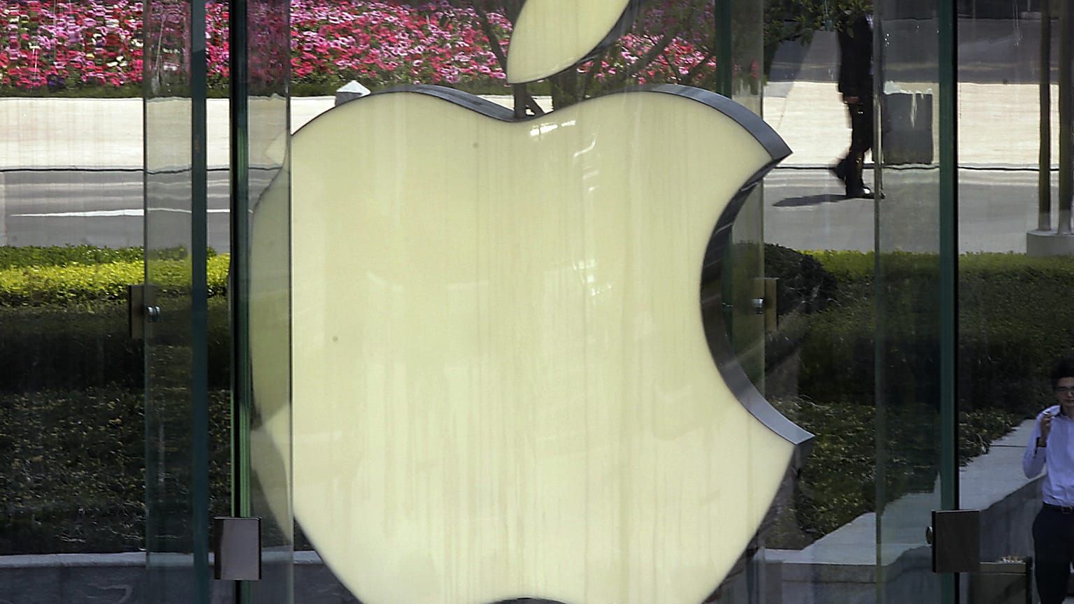 A file photo taken in 2013 of the Apple logo in Shanghai 