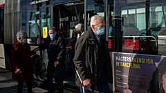 Imagen de archivo de un bus municipal en Barcelona en 2020.