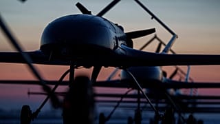 Los drones de largo alcance An-196 Liutyi de la Inteligencia de Defensa de Ucrania en fila antes del despegue en un lugar no revelado, Ucrania, 28 de febrero de 2025.
