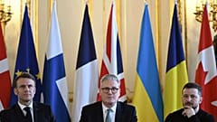 El presidente francés, el primer ministro británico y el presidente ucraniano (de izquierda a derecha) en la cumbre de Londres sobre Ucrania.