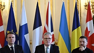 El presidente francés, el primer ministro británico y el presidente ucraniano (de izquierda a derecha) en la cumbre de Londres sobre Ucrania.