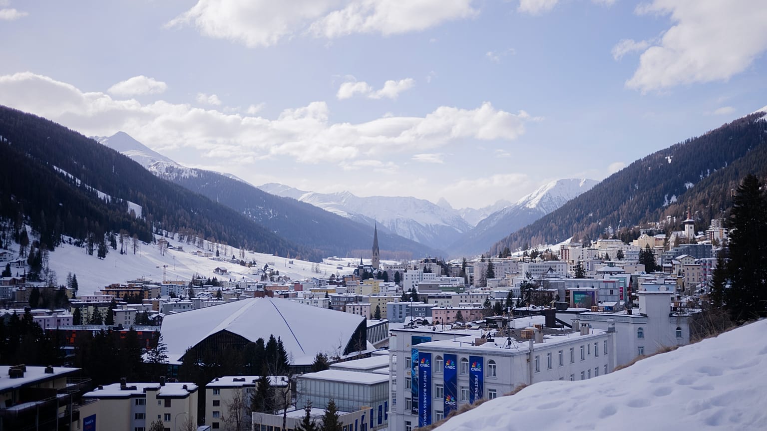 Las montañas sobre el pueblo de Davos, donde se llevará a cabo la reunión anual del Foro Económico Mundial, están cubiertas de nieve, en Davos, Suiza