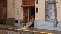 Un hombre achica agua en Valencia en una imagen de archivo de las inundaciones por la anterior DANA
