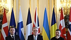 Fransa Cumhurbaşkanı, İngiltere Başbakanı ve Ukrayna Cumhurbaşkanı (soldan sağa) Ukrayna konulu Londra zirvesinde