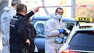 Agentes forenses examinan un vehículo dañado, al fondo, en una carretera de acceso al puente del Rin, en Mannheim, Alemania, el lunes 3 de marzo de 2025.