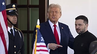 Ukrayna Cumhurbaşkanı Volodimir Zelenskiy, Beyaz Saray'a gidince Başkan Donald Trump tarafından karşılandı, 28 Şubat 2025