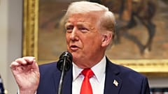 Başkan Donald Trump Washington'daki Beyaz Saray'ın Roosevelt Salonu'nda konuşuyor.