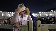 Верующие молятся за выздоровление понтифика. 