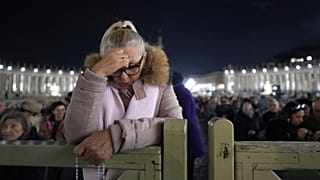 Верующие молятся за выздоровление понтифика. 