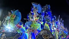 Rio'nun en iyi samba okulları Karnavalın ikinci gecesinde Sambadrome'da geçit töreni yaptı