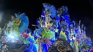 Les meilleures écoles de samba de Rio défilent au Sambadrome pour la deuxième nuit du carnaval