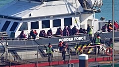 Göçmen oldukları düşünülen bir grup insan, Manş Denizi'nde meydana gelen küçük bir tekne kazasının ardından bir Sınır Gücü gemisiyle Dover, Kent'e getiriliyor, İngiltere, 3 Mart 2025.