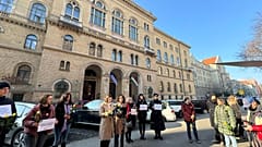 Az aHang akciója a Fővárosi Törvényszék előtt