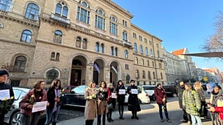 Az aHang akciója a Fővárosi Törvényszék előtt
