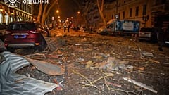 ARCHIVO: Escombros en la calle en el centro histórico de Odesa después de un ataque ruso el 31 de enero de 2025