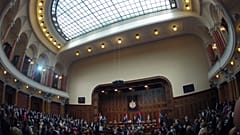 ФАЙЛ: Сербские законодатели принимают участие в инаугурационной сессии парламента в Белграде, 3 августа 2020 года