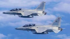 طائرتان مقاتلتان تابعتان لسلاح الجو الفلبيني من طراز FA-50 تحلقان خلال دورية وتدريب مشترك مع الولايات المتحدة فوق بحر الصين الجنوبي في 4 فبراير/شباط 2025.