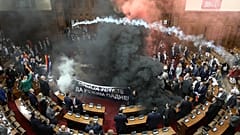In questa immagine tratta da un video fornito da RTS Serbia, fumogeni e gas lacrimogeni vengono lanciati in parlamento a Belgrado, Serbia, 4 marzo 2025