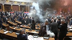 Sırbistan parlamentosunda sis bombaları ve işaret fişekleri atıldı, 4 Mart 2025.