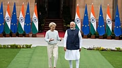 Hindistan Başbakanı Narendra Modi, sağda, Yeni Delhi'de Avrupa Komisyonu Başkanı Ursula von der Leyen ile görüşüyor.