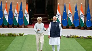 Hindistan Başbakanı Narendra Modi, sağda, Yeni Delhi'de Avrupa Komisyonu Başkanı Ursula von der Leyen ile görüşüyor.