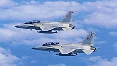 ARŞİV - Filipinler Hava Kuvvetleri'ne ait iki FA-50 savaş uçağı, Güney Çin Denizi üzerinde ABD ile ortak devriye ve eğitim oturumu sırasında uçuyor, 4 Şubat 2025.