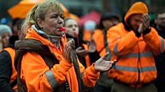 Berlin kamu hizmetleri çalışanları, 24 Mart 2023 Cuma günü Almanya'nın başkenti Berlin'de Ver.di sendikasının uyarı grevi kapsamında düzenlenen bir gösteriye katıldı.
