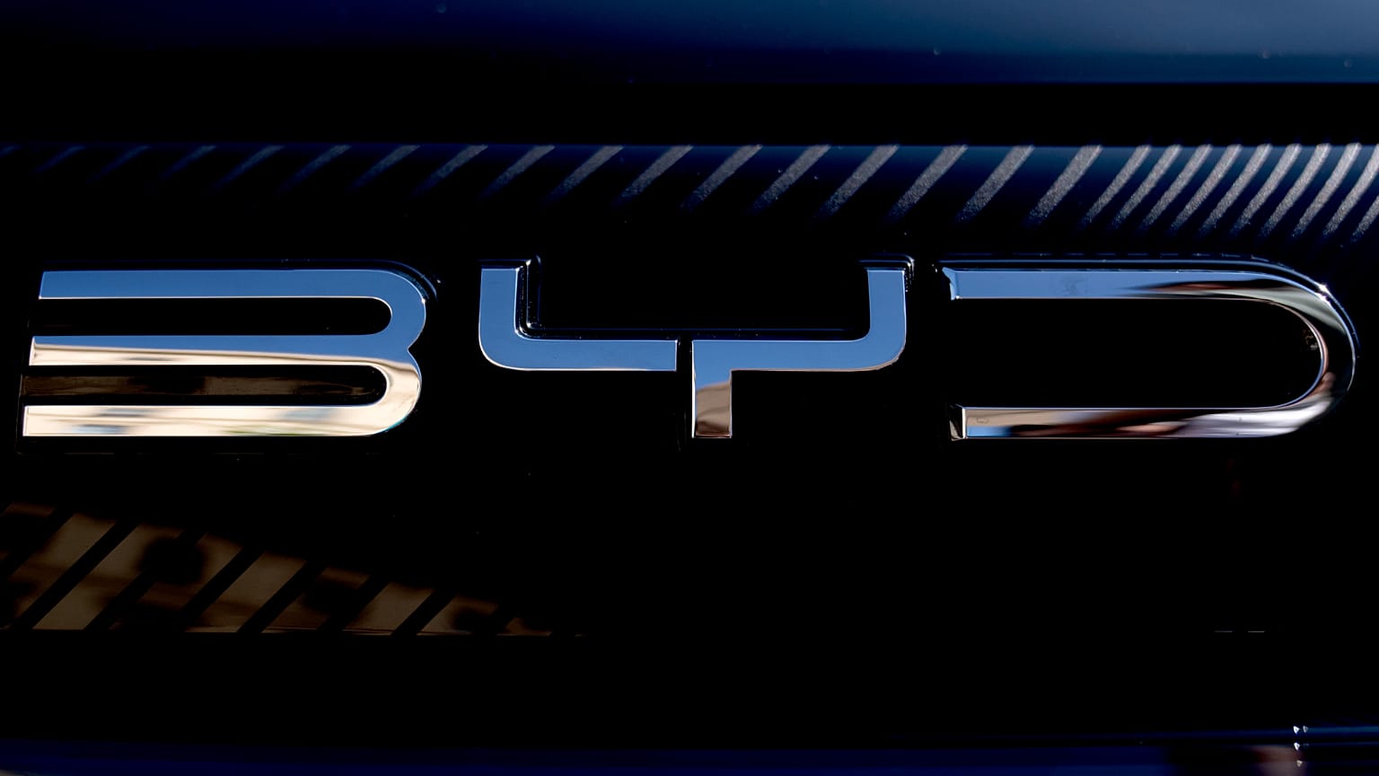 BYD'nin logosu, Münih kentinde düzenlenen IAA otomobil fuarında görülüyor, 8 Eylül 2023 Cuma günü