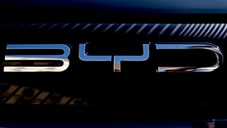 BYD'nin logosu, Münih kentinde düzenlenen IAA otomobil fuarında görülüyor, 8 Eylül 2023 Cuma günü