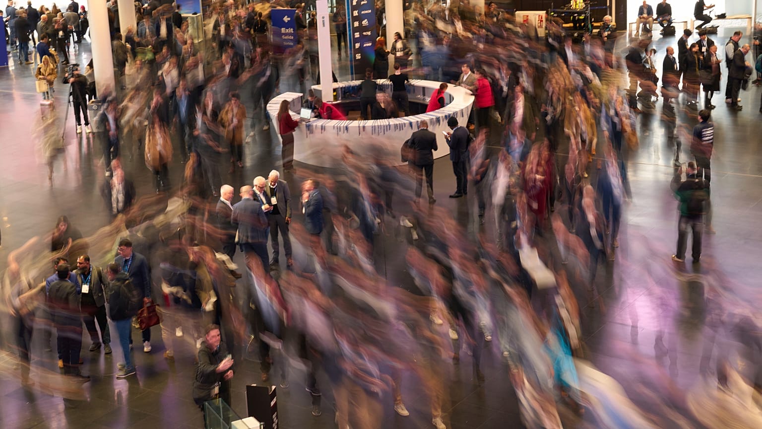 Imagen de un grupo de visitantes que pasean por las instalaciones del Mobile World Congress de Barcelona, el lunes 3 de marzo de 2025.