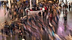 Imagen de un grupo de visitantes que pasean por las instalaciones del Mobile World Congress de Barcelona, el lunes 3 de marzo de 2025.