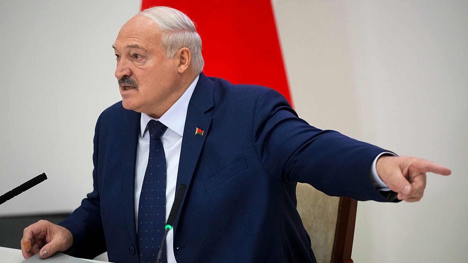 DATEI - Der belarussische Präsident Alexander Lukaschenko gestikuliert, während er nach den Präsidentschaftswahlen in Minsk zu den Medien spricht, 26. Januar 2025