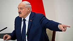Belarus Devlet Başkanı Aleksandr Lukaşenko, Minsk'teki cumhurbaşkanlığı seçimlerinde oy kullandıktan sonra basına konuşurken, 26 Ocak 2025
