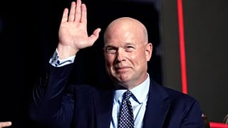 Der ehemalige amtierende Justizminister Matt Whitaker winkt, während der republikanische Präsidentschaftskandidat Trump auf einer Caucus-Party in Des Moines, Iowa, spricht.