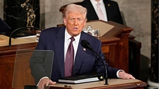 Президент США Дональд Трамп выступает на совместном заседании Конгресса в Капитолии в Вашингтоне.