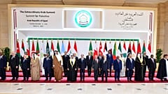 Auf diesem vom Medienbüro des ägyptischen Präsidenten zur Verfügung gestellten Foto posieren die arabischen Staats- und Regierungschefs während des arabischen Notstandsgipfels in der ägyptischen Neuen Verwaltungshauptstadt, außerhalb von Kairo, am Dienstag
